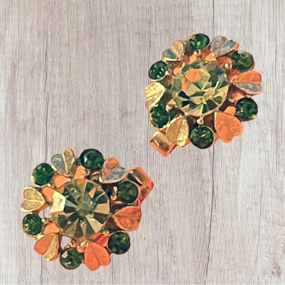 VTG Avon Peridot Green Rhinestone Brushed Gold Tone Flower Clip On Earrings EUC - Picture 6 of 8